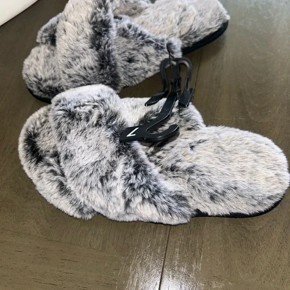 Cozy Gray Faux Fur Slippers - Picture 2 of 5